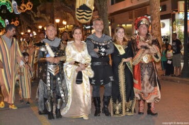 Retreta Moros y Cristianos 2016 – Presidente con abanderadas y embajadores