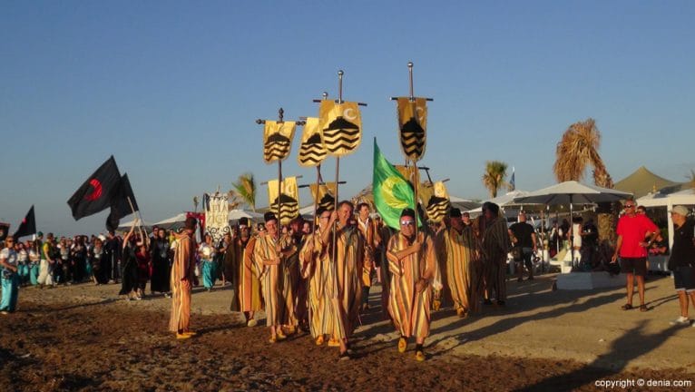 Desembarco Moros y Cristianos Dénia 2016 - Tropas moras entrando en la playa