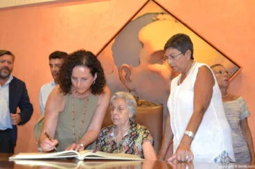 Homenaje al Tenor Cortis en Dénia – firma del concejal de la familia en el libro de honor