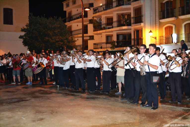 Concierto de Bandas de Moros y Cristianos Dénia 2016 - Músicos en la plaza