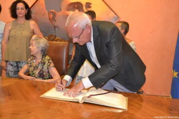 10 Homenaje al Tenor Cortis en Dénia – firma del alcalde en el libro de honor