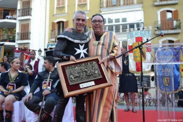 13 pregon moros y cristianos denia 2016 entrega de un cuadro a jose enrique garrigos