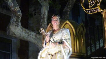 Capitanía Cristiana Cavallers – Carroza de la abanderada