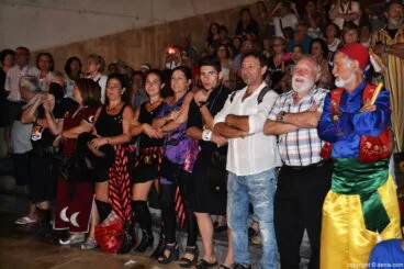 Concierto de Bandas de Moros y Cristianos Dénia 2016 – Festeros desfilando con la concejala de fiestas