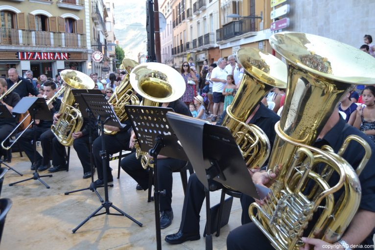Gruppo musicale artistico da concerto Dénia Moros y Cristianos 2016 - Tubas
