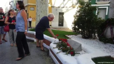 Homenaje al Tenor Cortis en Dénia – Ofrenda de flores