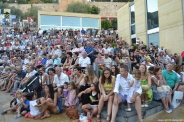 Concierto Agrupació Artística Musical Dénia Moros y Cristianos 2016 – Público en la plaza