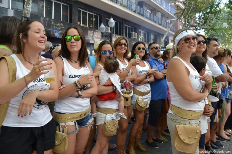 Concurso paellas Sant Roc 2016 Dénia - Almogàvers desfilando