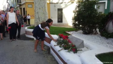 Homenaje al Tenor Cortis en Dénia – Ofrenda de flores