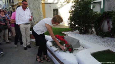 Homenaje al Tenor Cortis en Dénia – Ofrenda de flores