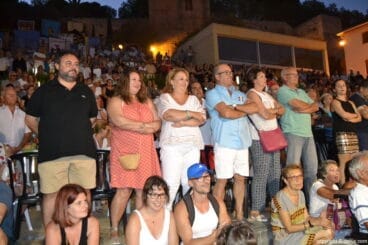 Concierto Agrupació Artística Musical Dénia Moros y Cristianos 2016 – Escuadras en el público