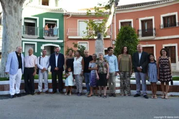 Homenaje al Tenor Cortis en Dénia – Foto de familia en la plaza