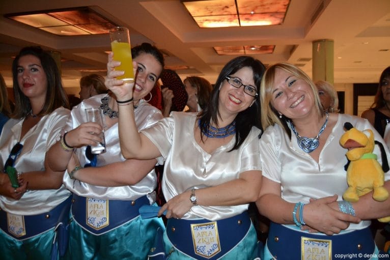 Cena de gala Moros y Cristianos Dénia - Festeras Amazigh desfilando