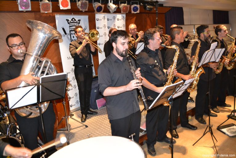 Cena de gala Moros y Cristianos Dénia - Cachorras Band tocando