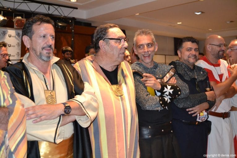 Cena de gala Moros y Cristianos Dénia - Capitanes con presidente y pregonero