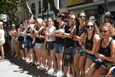 Concurso paellas Sant Roc 2016 Dénia – Festeras Alkamar desfilando