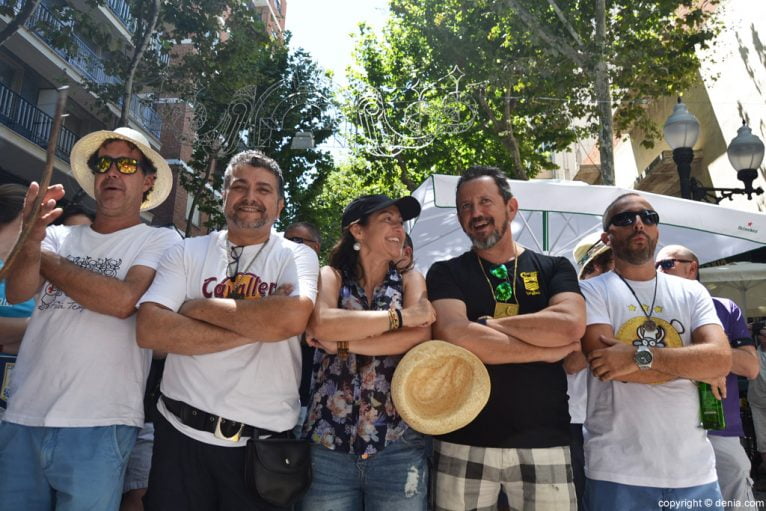 Concurso paellas Sant Roc 2016 Dénia - Capitanes y concejala desfilando
