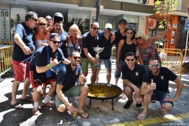 Concurso paellas Sant Roc 2016 Dénia – Deniers celebrando su premio