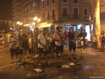 Actuación de la Charanga Cachorras Band en la Noche Abierta