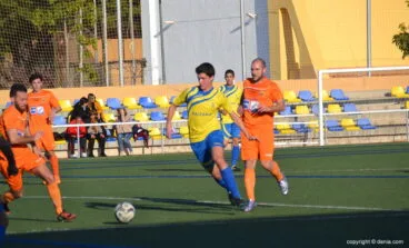 alberto morera jugando el balon