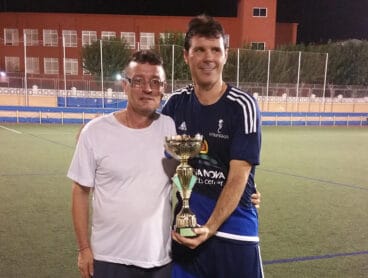 arsenio palenzuela entregando el trofeo al capitan de kamarca denia