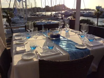 atardecer restaurante agua de mar
