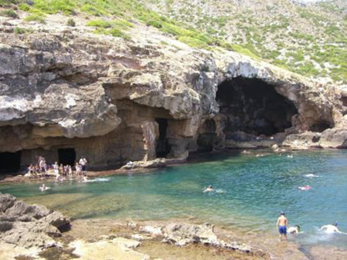 Bañistas en la Cova Tallada
