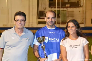 Capitan del Veteranos Dénia recogiendo el trofeo