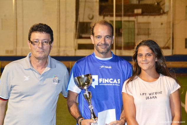 capitan del veteranos denia recogiendo el trofeo