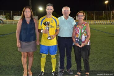 carlos ribes con el trofeo de campeon