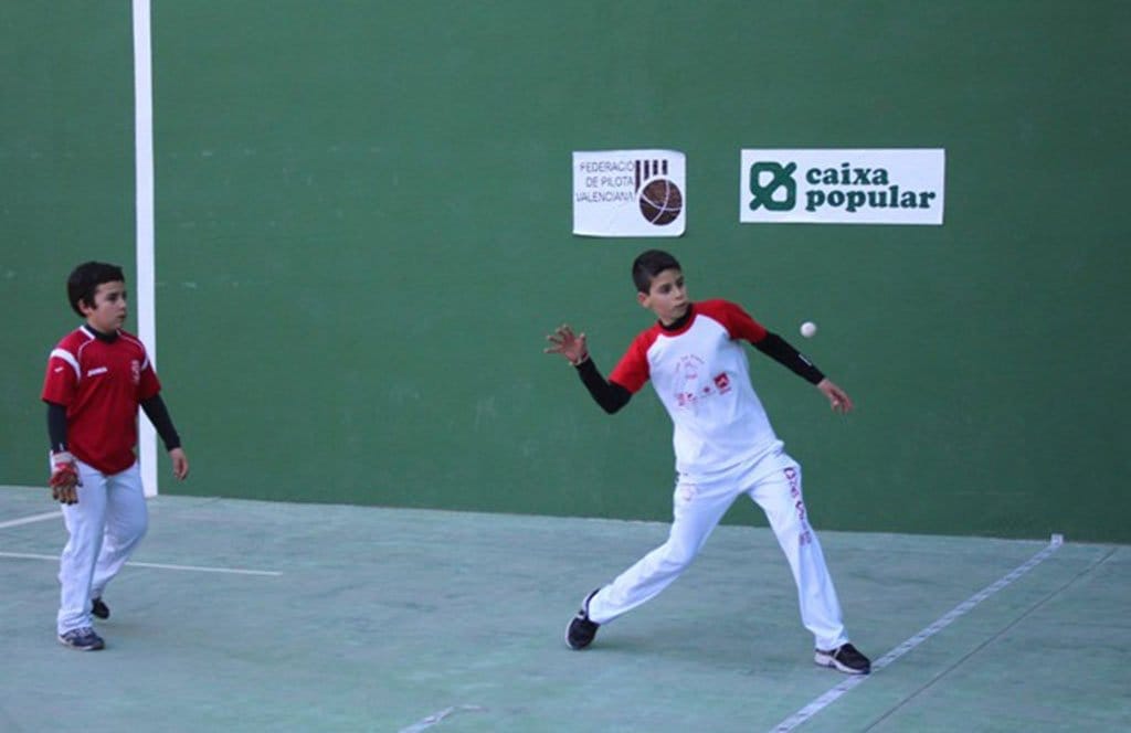 Chicos de una escuela de pilota jugando una partida