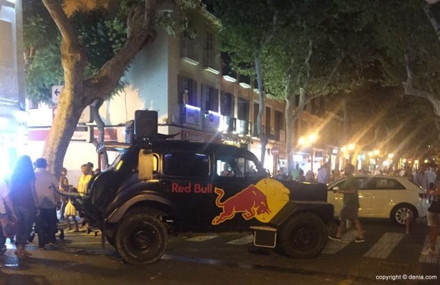 coche de una conocida bebida en la noche abierta
