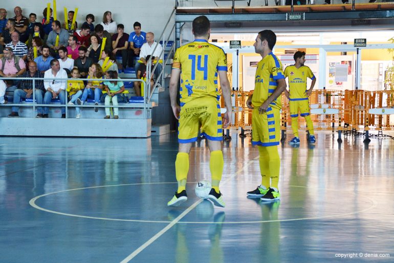 Saque de centro del Dénia Futsal