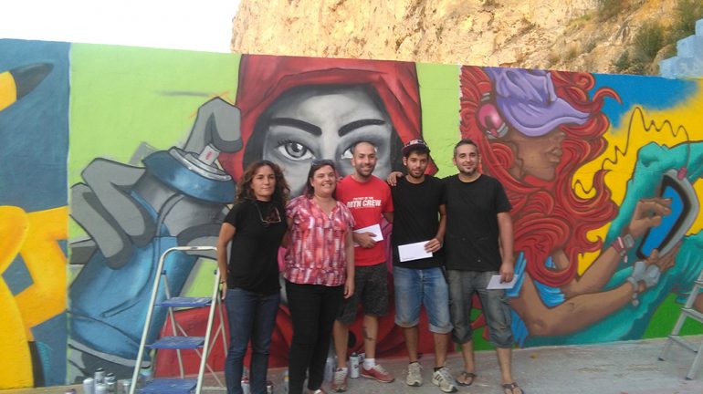 Cristina Morera junto a los tres artistas grafiteros