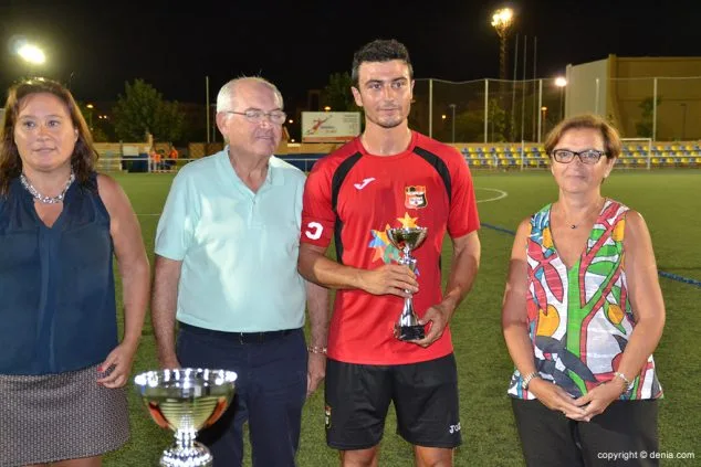 el capitan de la nucia cf con el trofeo de subcampeon