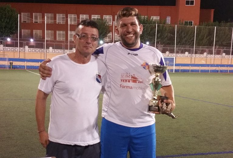 El capitán del Juventud Teulada-Moraira con el trofeo de subcampeón