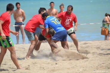 El dianense Giovani frenando el avance rival