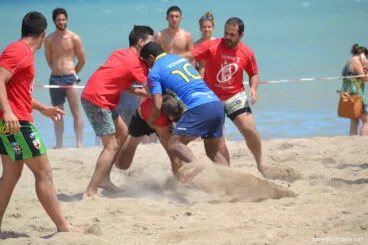 El dianense Giovani frenando el avance rival