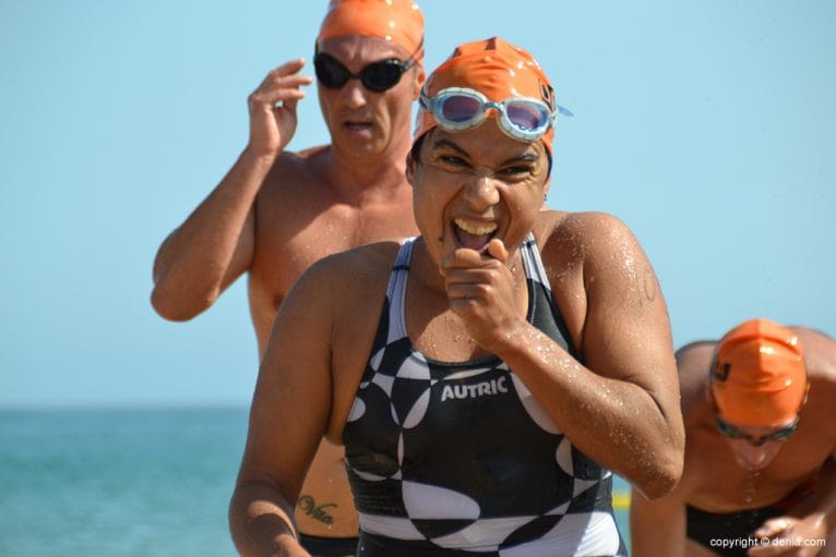 Eliana Sotelo saliendo del mar