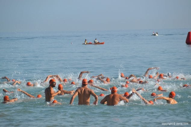 en el agua los nadadores