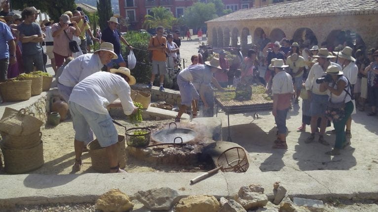Escaldando uva para ponerla en el cañizo