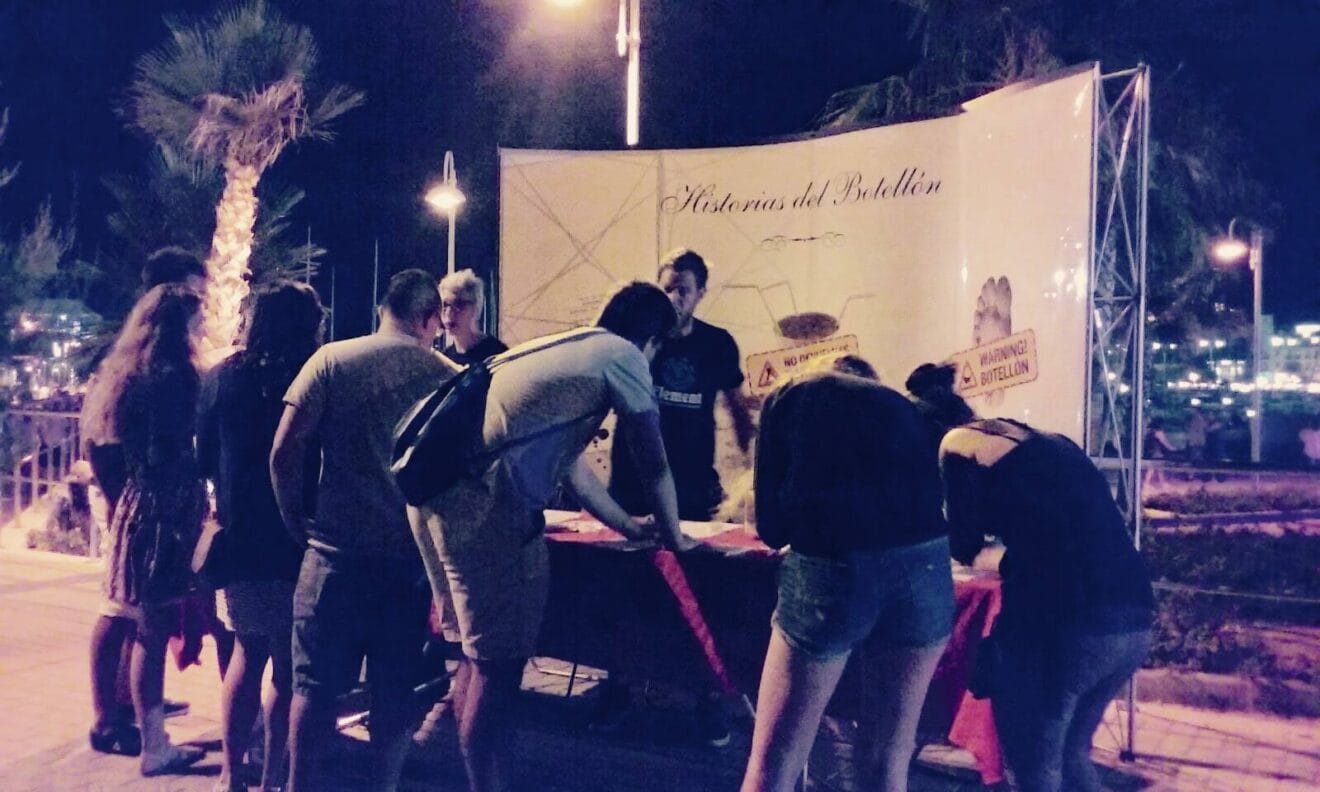 Estand de la campaña Historia del botellón