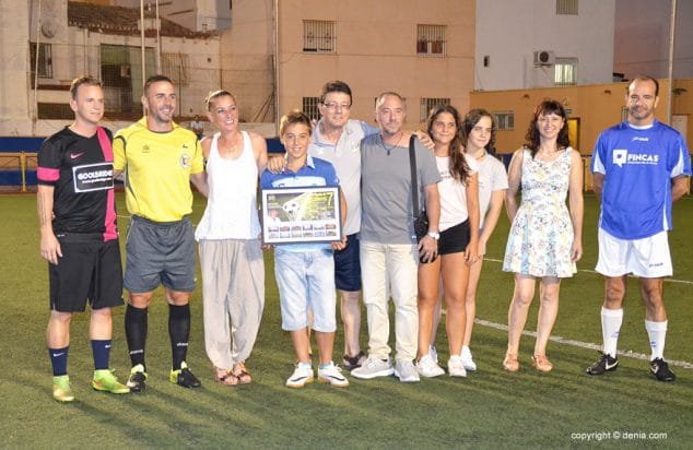 familia de diego mena con los finalistas