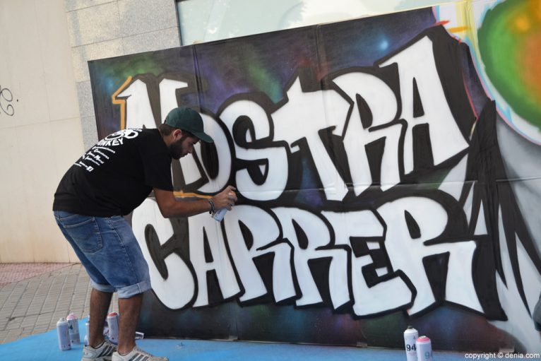 Grafiti en la inauguración de Mostracarre
