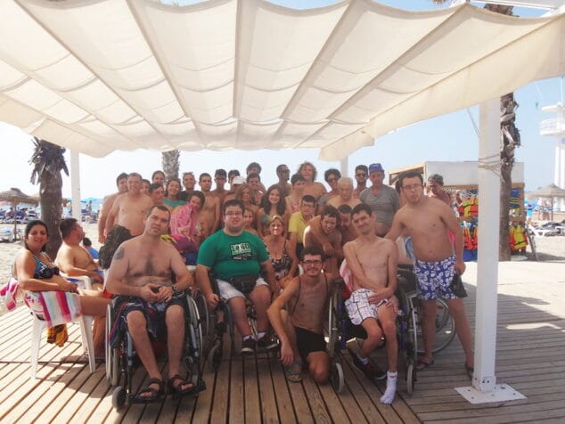 grupo de condenados al bordillo en moraira