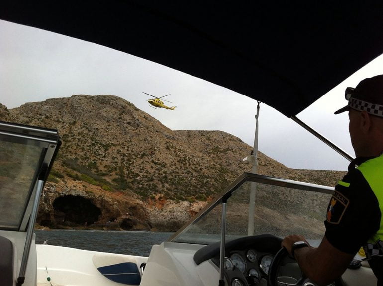 Helicóptero de rescate en la Cova Tallada