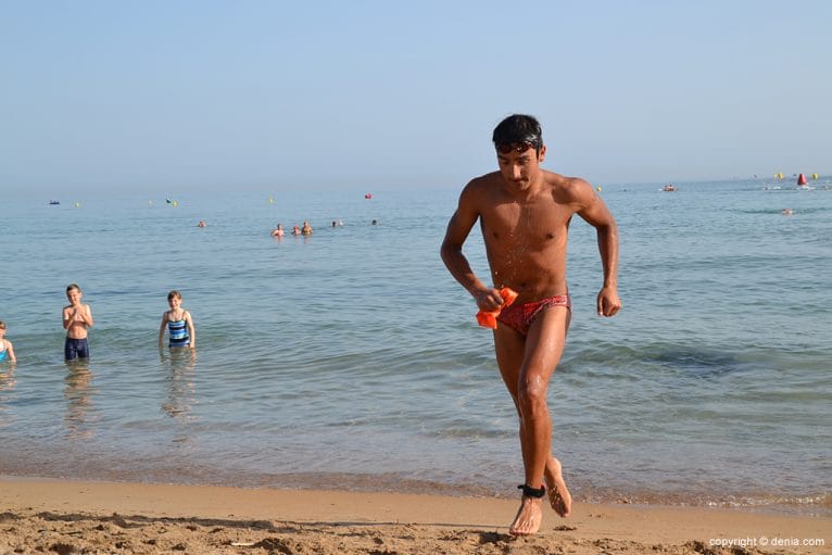 Ignacio Ramón saliendo del mar