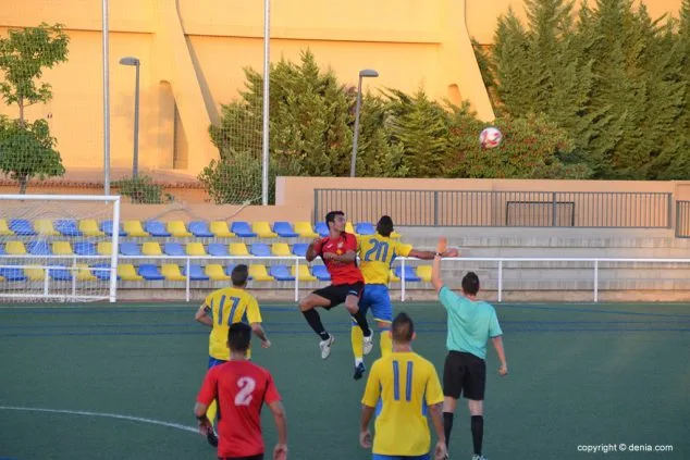 javi luchando un balon de cabeza