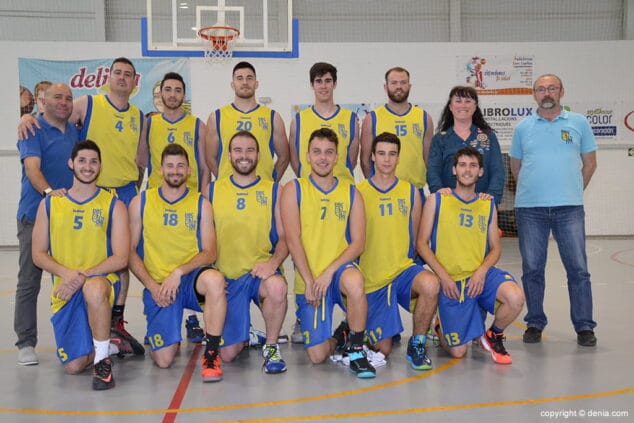 jesus pantojo con el equipo senior del denia basquet club