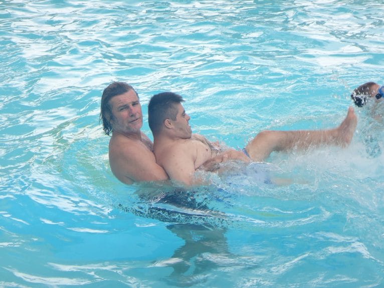 Jimmy Higueras con uno de sus chicos